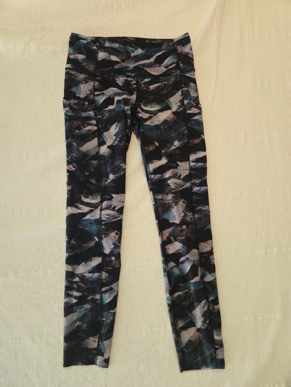 Lululemon Women's Size 6 Black and Gray Patterned Leggings